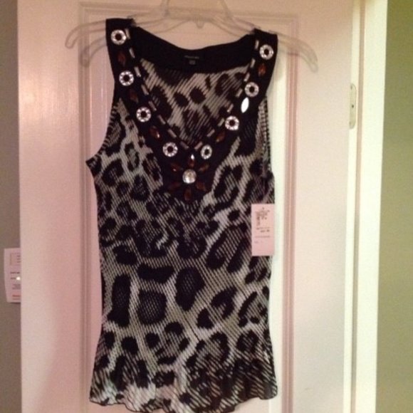 LIGHTWEIGHT SLEEVELESS PLISSE BLOUSE - Picture 1 of 3